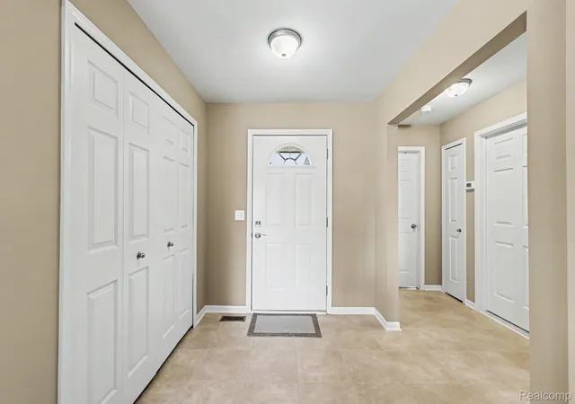 Listing Photo 5 - Condo for sale in building located at 13750 Treeland Dr, Shelby Township, MI 48315