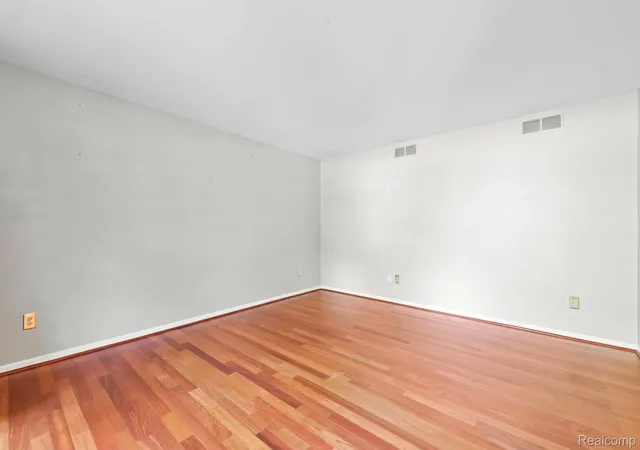 5th image of 871 Spartan Dr, Rochester Hills, MI 48309 | MLS# 20261042010