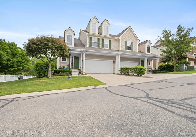3rd image of 731 E Bluff Ct, Rochester Hills, MI 48307 | MLS# 20261042013