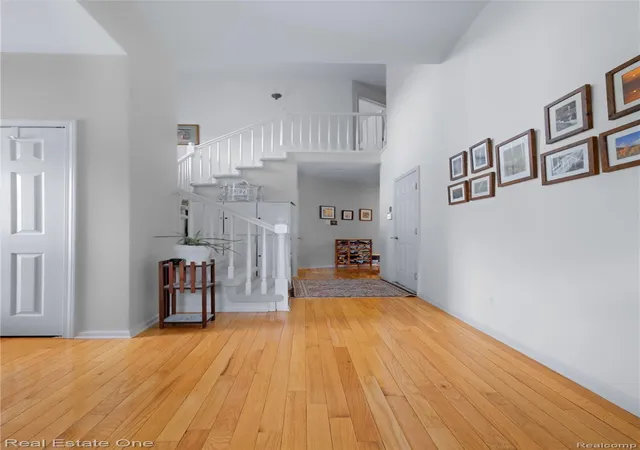 5th image of 731 E Bluff Ct, Rochester Hills, MI 48307 | MLS# 20261042013