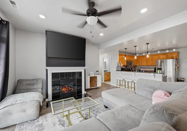 Listing Photo 2 - Condo for sale in building located at 5687 Acorn Ln, Sterling Heights, MI 48314