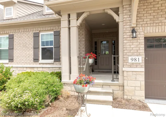 4th image of 981 Cottage, Troy, MI 48085