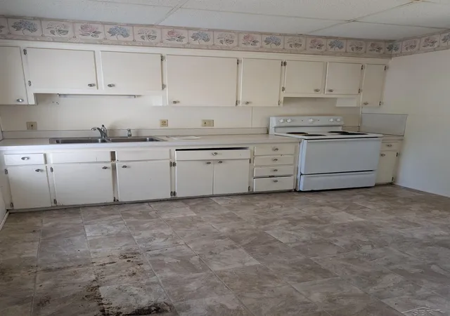 Photo 3 of Multi family home for sale at 1015 Cass St, Saginaw, MI 48602 | MLS# 61050210460 | Listing updated on 2026-06-07