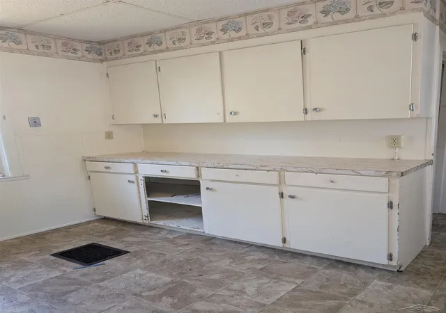 Photo 3 of Multi family home for sale at 1015 Cass St, Saginaw, MI 48602 | MLS# 61050210460 | Listing updated on 2026-06-07
