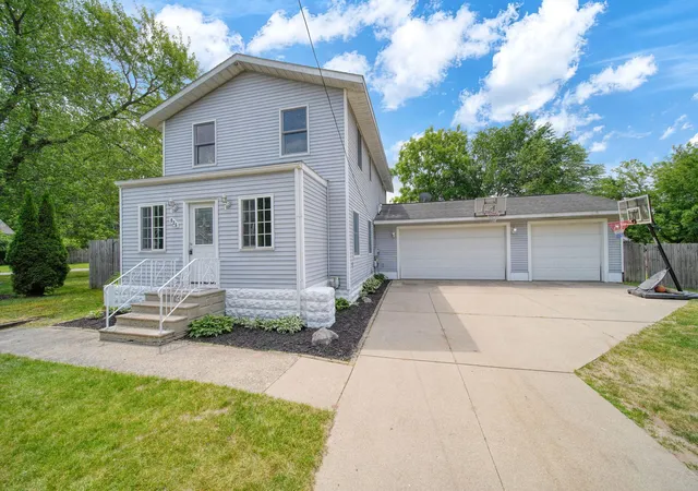 Photo 1 of Single family home for sale at 825 Gerald Ave, Jackson, MI 49203 | MLS# 55026027671 | Listing updated on 2026-06-21