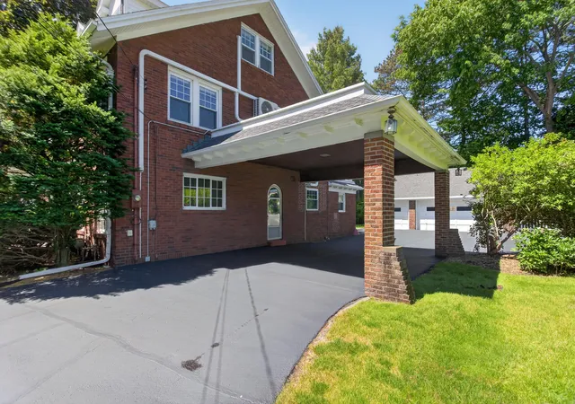 Photo 2 of Single family home for sale at 612 S Bowen, Jackson, MI 49203 | MLS# 55026027683 | Listing updated on 2026-09-14