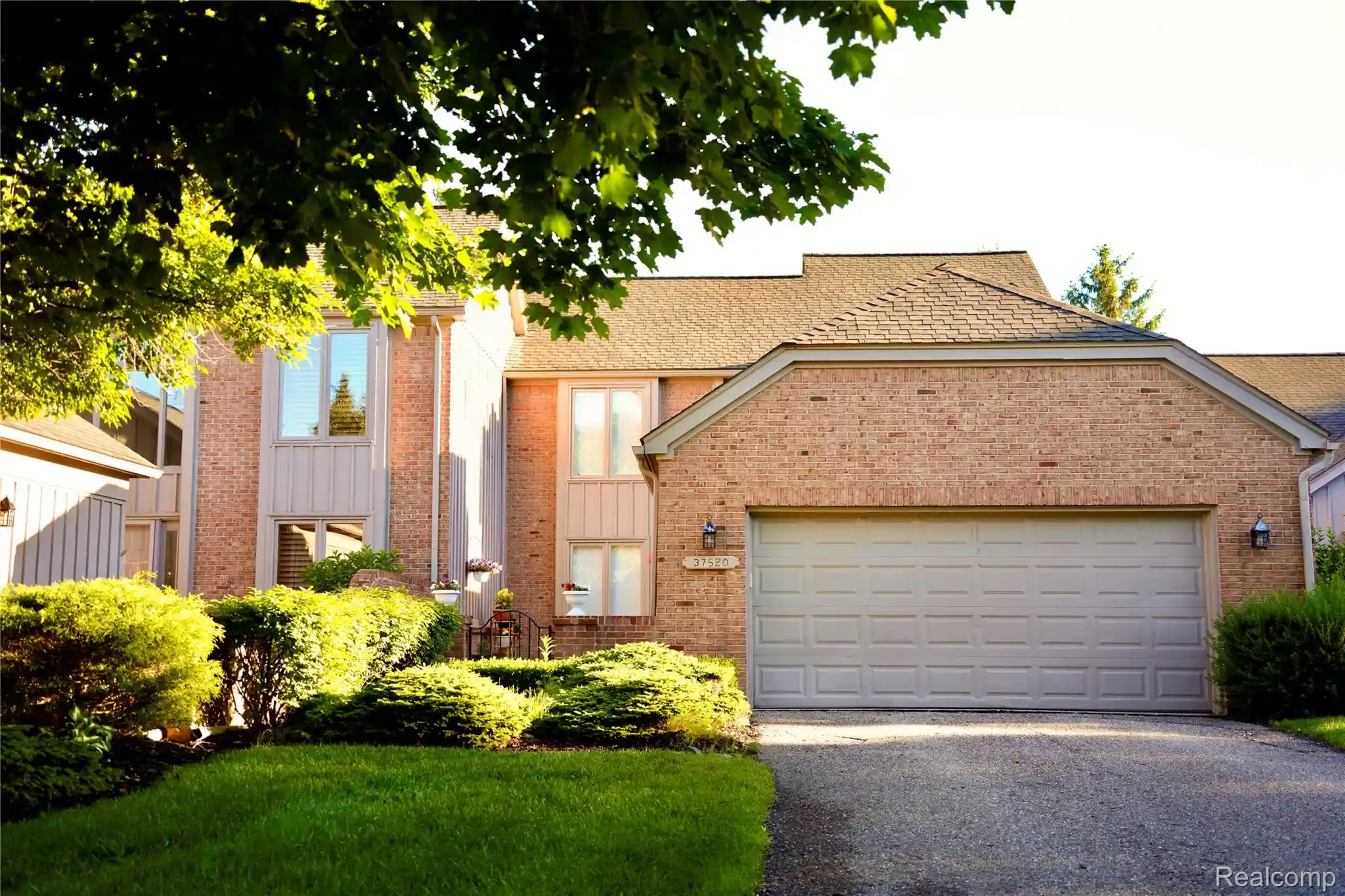 Listing Photo 2 - Condo for sale in 37520 Amber Dr located at 37520 Amber Dr, Farmington Hills, MI 48331 - Unit 37520 Amber Dr