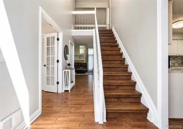 Listing Photo 4 - Condo for sale in building located at 37520 Amber Dr, Farmington Hills, MI 48331