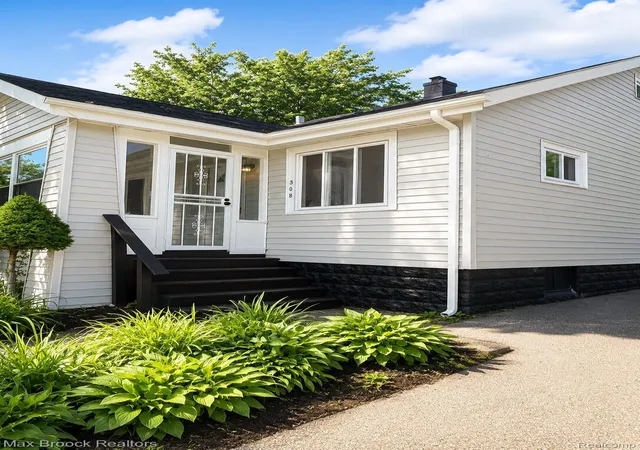 2nd image of 308 S Marshall St, Pontiac, MI 48342 | MLS# 20261042167
