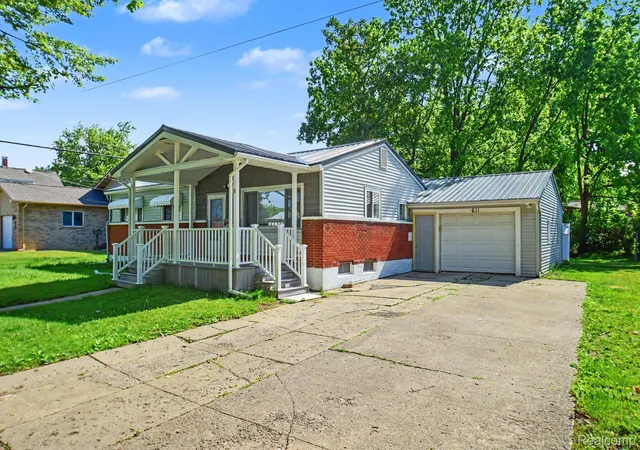 Photo 3 of Single family home for sale at 611 S Main St, Davison, MI 48423 | MLS# 20261042188 | Listing updated on 2026-07-26