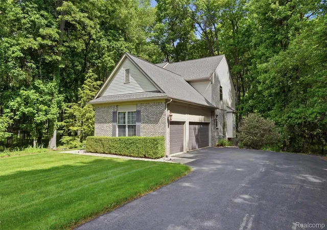 Photo 2 of Single family home for sale at 2790 Pine Blfs Ct, Highland, MI 48357 | MLS# 20261042196 | Listing updated on 2026-08-26