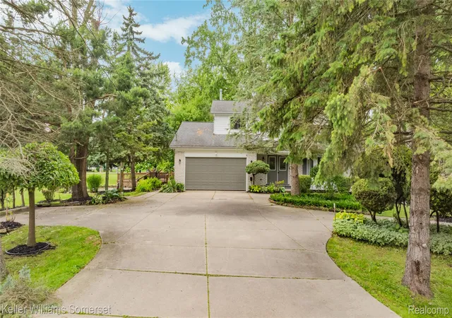 Photo 2 of Single family home for sale at 33614 Lakeview St, Chesterfield, MI 48047 | MLS# 20261042357 | Listing updated on 2026-08-28