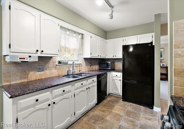 Homes for sale in Green Oak Township Livingston, MI | 6339 Westwego Dr, Green Oak Township Livingston, MI 48116 | MLS# 20261042424