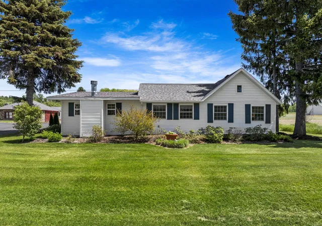 Photo 3 of Single family home for sale at 14792 Peninsula Dr, Traverse City, MI 49686 | MLS# 78080069381 | Listing updated on 2026-09-29