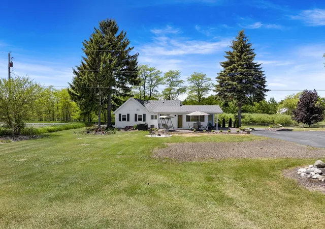 Photo 3 of Single family home for sale at 14792 Peninsula Dr, Traverse City, MI 49686 | MLS# 78080069381 | Listing updated on 2026-09-29