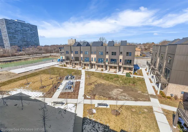 3rd image of 1041 Hampton Cir, Detroit, MI 48207
