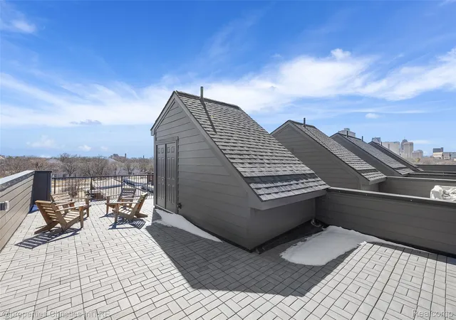 2nd image of 1041 Hampton Cir, Grosse Pointe Woods, MI 48236