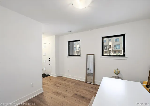 5th image of 1041 Hampton Cir, Detroit, MI 48207