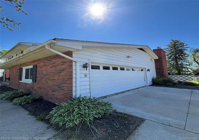 Photo 2 of Single family home for sale at 1828 Kennelworth Dr, Port Huron, MI 48060 | MLS# 20261042505 | Listing updated on 2026-08-28