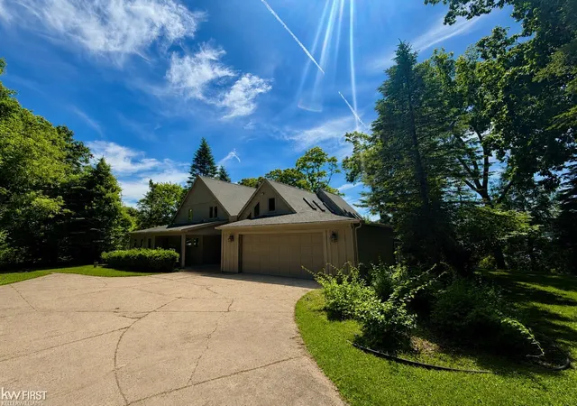Photo 1 of Single family home for sale at 11820 Big Lake Rd, Davisburg, MI 48350 | MLS# 5050210590 | Listing updated on 2026-09-18