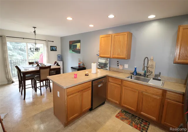 Listing Photo 4 - Condo for sale in building located at 14486 Shadywood Dr, Sterling Heights, MI 48312