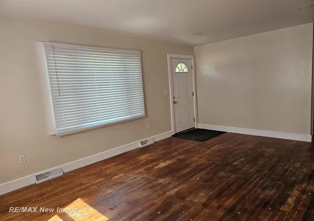 Photo 3 of Single family home for sale at 2126 Hammel St, Saginaw, MI 48601 | MLS# 61050210620 | Listing updated on 2026-09-16