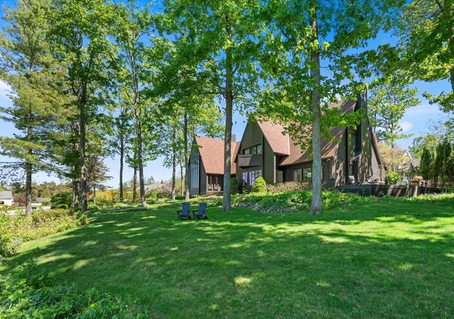 5th image of 1425 Bay View Hts, Petoskey, MI 49770 | MLS# 78080069413