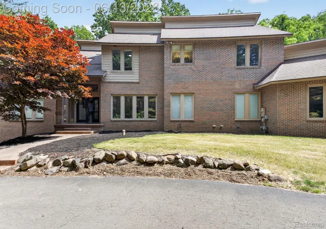 4th image of 9961 Cross Creek Dr, South Lyon, MI 48178 | MLS# 20261042762