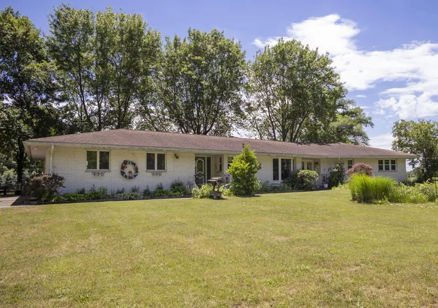 Photo 1 of Single family home for sale at 1550 E Y Ave, Vicksburg, MI 49097 | MLS# 66026027984 | Listing updated on 2026-09-11