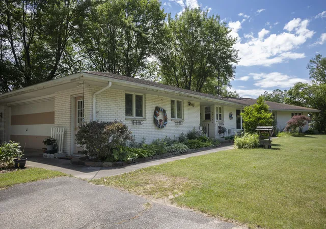 Photo 3 of Single family home for sale at 1550 E Y Ave, Vicksburg, MI 49097 | MLS# 66026027984 | Listing updated on 2026-09-11
