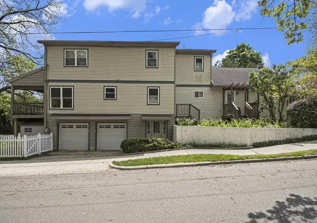 Listing Photo 4 - Condo for sale in building located at 916 Brooks St, Ann Arbor, MI 48103
