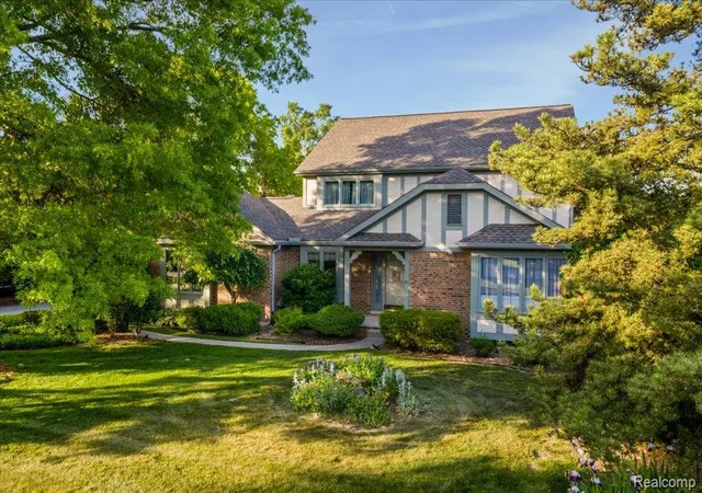 Photo 1 of Sale Pending at 39256 Heatherbrook Dr, Farmington Hills, MI 48331 | MLS# 20261042967 | Listing updated on 2026-07-07