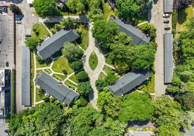 Listing Photo 4 - Condo for sale in building located at 1250 Trailwood Path, Bloomfield Hills, MI 48301