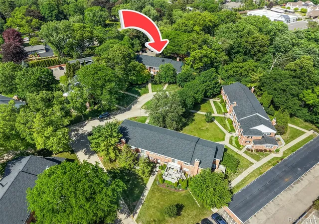 Listing Photo 5 - Condo for sale in building located at 1250 Trailwood Path, Bloomfield Hills, MI 48301