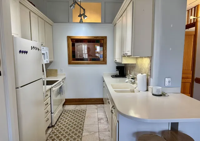 Listing Photo 4 - Condo for sale in building located at 810-201 Cottageview Dr, Traverse City, MI 49684