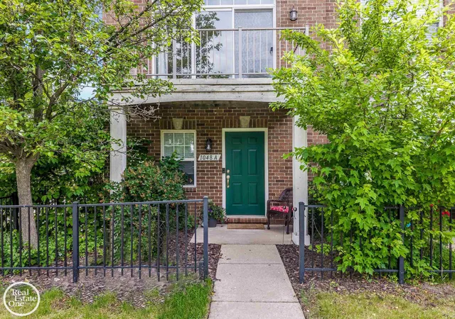 2nd image of 1048 Lakepointe St, Grosse Pointe Park, MI 48230