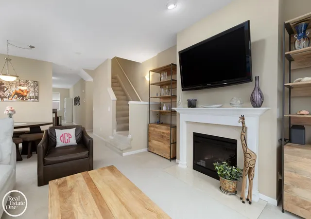 3rd image of 1048 Lakepointe St, Grosse Pointe Park, MI 48230