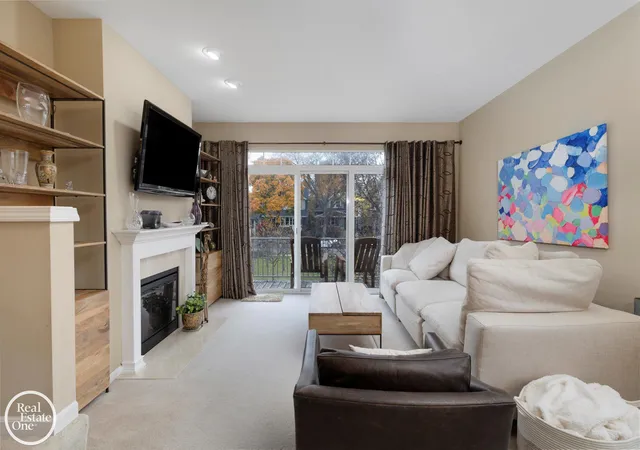 4th image of 1048 Lakepointe St, Grosse Pointe Park, MI 48230