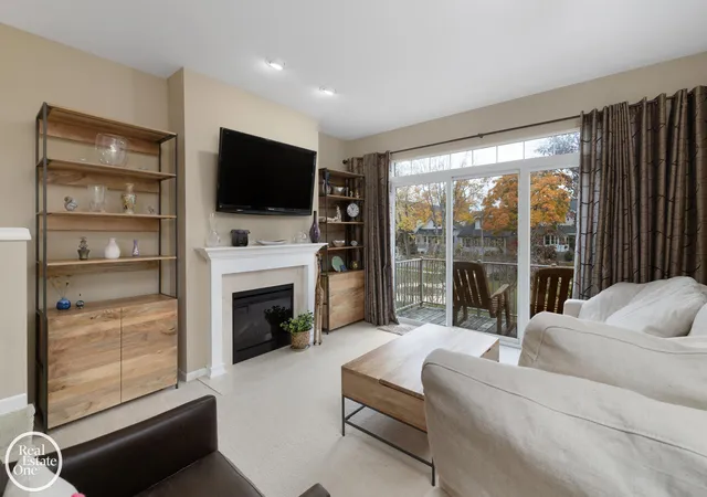 5th image of 1048 Lakepointe St, Grosse Pointe Park, MI 48230
