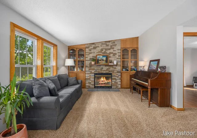 4th image of 9951 10 Mile Rd Ne, Rockford, MI 49341 | MLS# 65026028190