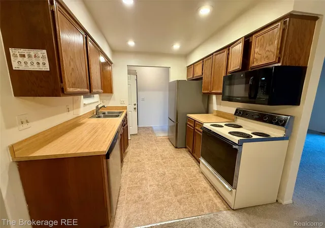 Listing Photo 3 - Condo for sale in building located at 37830 Erna Dr, Sterling Heights, MI 48312