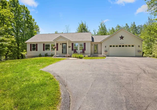 Photo 1 of Single family home for sale at 2732 Hammond Highlands Dr, Traverse City, MI 49686 | MLS# 78080069461 | Listing updated on 2026-07-06