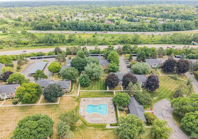 Listing Photo 2 - Condo for sale in building located at 635 E Fox Hls Dr, BloomfieldHillsCity_Oakland, MI 48304