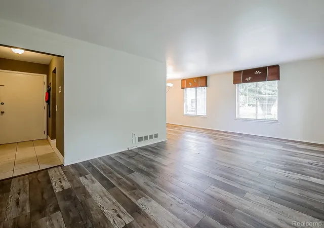 Photo 2 of Condo for sale at 635 E Fox Hills Dr, Bloomfield Hills, MI 48304 | MLS# 20261043203 | Listing updated on 2026-09-15