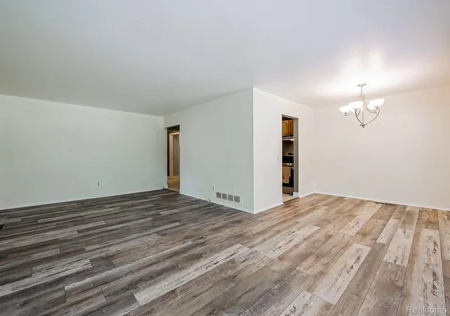 Photo 3 of Condo for sale at 635 E Fox Hills Dr, Bloomfield Hills, MI 48304 | MLS# 20261043203 | Listing updated on 2026-09-15