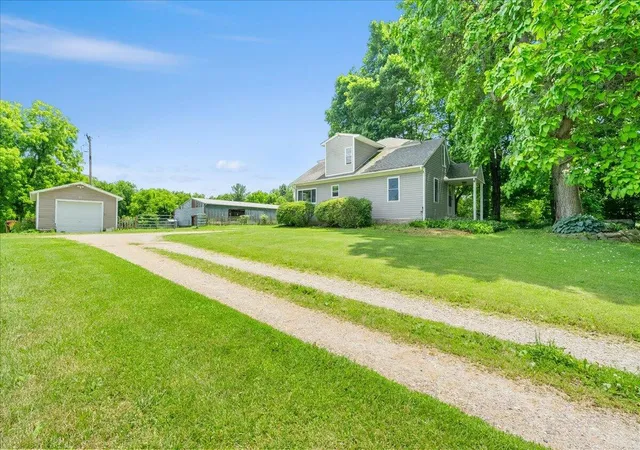 Photo 3 of Single family home for sale at 975 Elliott Rd, Fowlerville, MI 48836 | MLS# 81026028231 | Listing updated on 2026-07-06