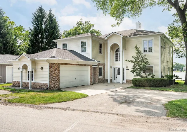 Photo 3 of Single family home for sale at 3831 Woodland Dr, Highland, MI 48356 | MLS# 20261043297 | Listing updated on 2026-08-04