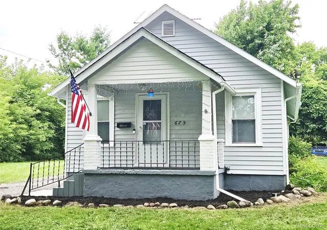 Photo 1 of Single family home for sale at 675 E Beverly Ave, Pontiac, MI 48340 | MLS# 20261043368 | Listing updated on 2026-08-28