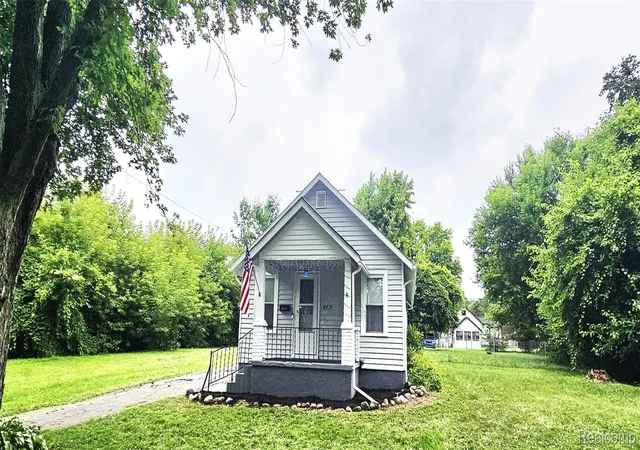 Photo 3 of Single family home for sale at 675 E Beverly Ave, Pontiac, MI 48340 | MLS# 20261043368 | Listing updated on 2026-08-28