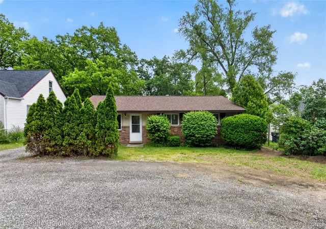 Photo 1 of Sale Pending at 271 S Williams Lake Rd, Waterford, MI 48327 | MLS# 20261043374 | Listing updated on 2026-07-17